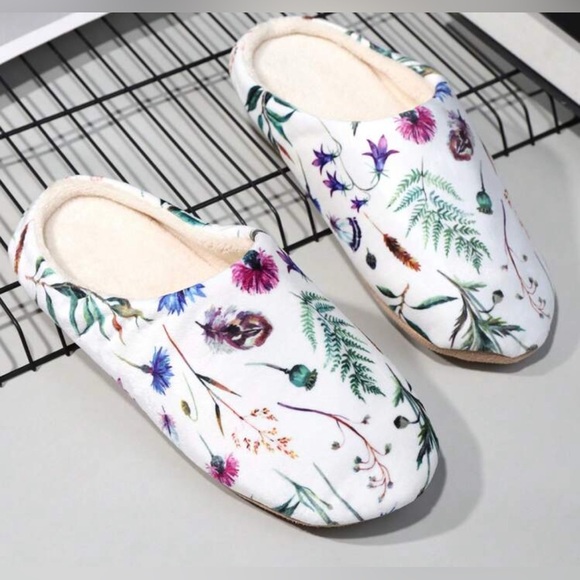 Womens Floral House Slippers NEW sz 8/8.5 or 9/9.5 - Picture 1 of 4